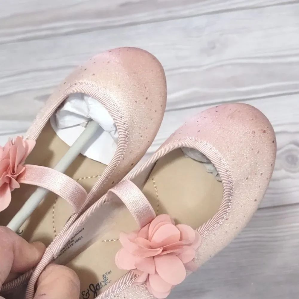 (17-2208)  Cat & Jack Gianna Flats Shoes Size 6